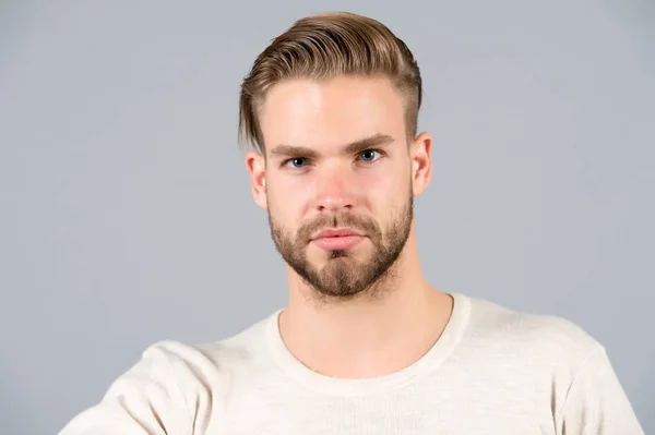 Macho en camiseta sobre fondo gris, moda —  Fotos de Stock