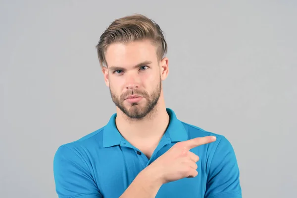 Hombre joven guapo en camiseta mirando a la cámara apuntando — Foto de Stock