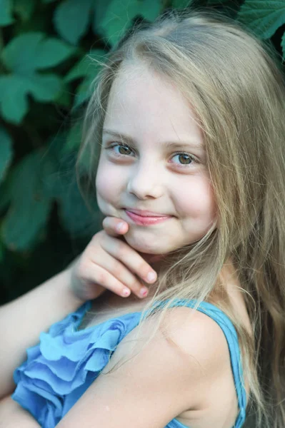 Söt liten flicka leende i park — Stockfoto