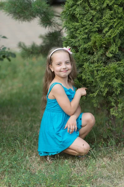 Kislány jelent meg zöld bokor fű, szépség — Stock Fotó