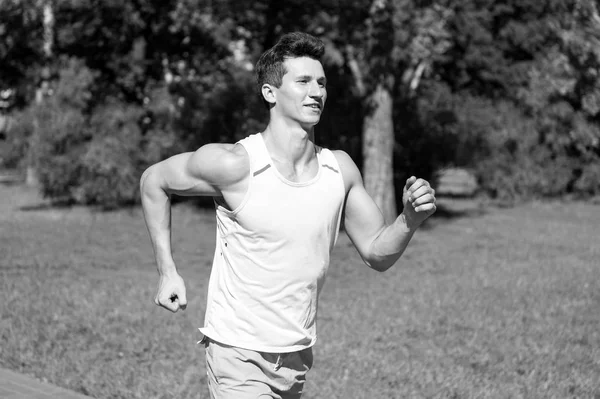 Hombre corriendo en el soleado día de verano en el entorno natural —  Fotos de Stock