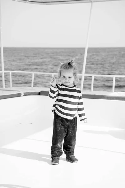 Piccolo ragazzo alla moda su yacht in camicia marina, pantaloni — Foto Stock