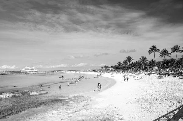 Turkuaz Denizi ile beyaz kum plaj üzerinde insanlar — Stok fotoğraf
