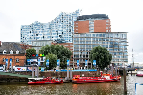 Barca barche al molo fiume Elba in hamburg, Germania — Foto Stock