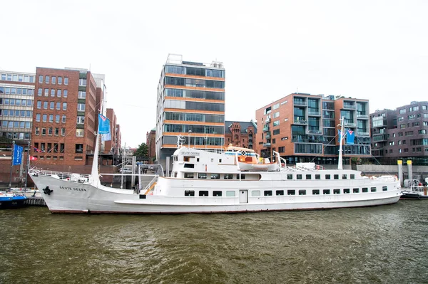 Transporte fluvial, transporte en Hamburgo, Alemania —  Fotos de Stock