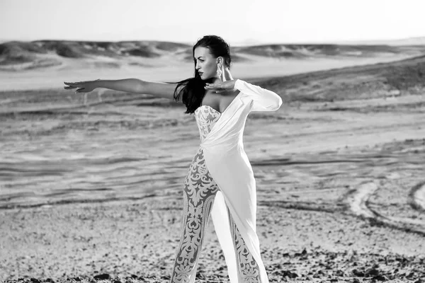 Ragazza in abito nel deserto soleggiato . — Foto Stock