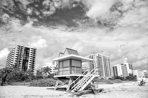 Torre colorida salva-vidas na praia arenosa — Fotografia de Stock