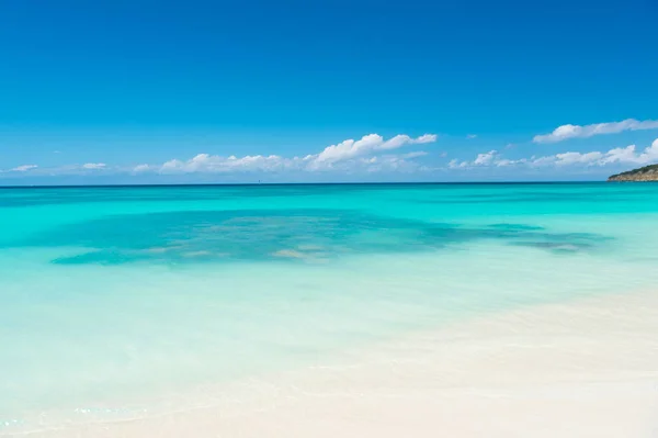 Sea or ocean in antigua on sunny day — Stock Photo, Image