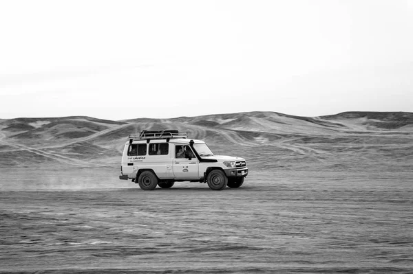 Jeep conduite dans les dunes de sable dans le désert, Hurghada, Egypte — Photo