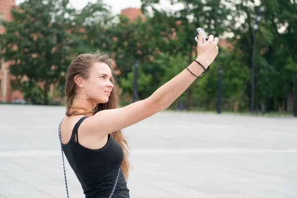 Zmysłowa kobieta zrobić selfie z aparatem na zewnątrz, wakacje — Zdjęcie stockowe