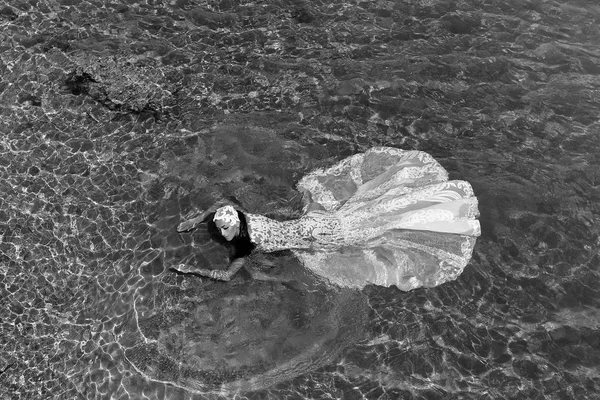 Femme de mariage ou mariée en robe blanche dans l'eau de mer — Photo