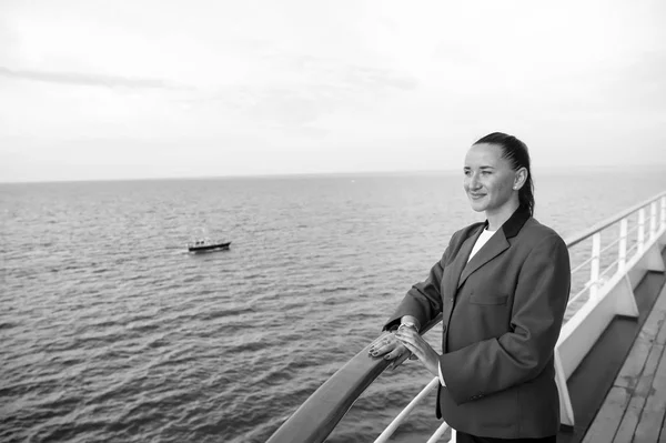 Mujer de negocios o feliz linda chica en el barco — Foto de Stock