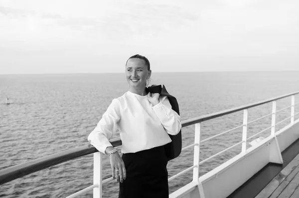 Деловая женщина или счастливая симпатичная девушка на корабле — стоковое фото