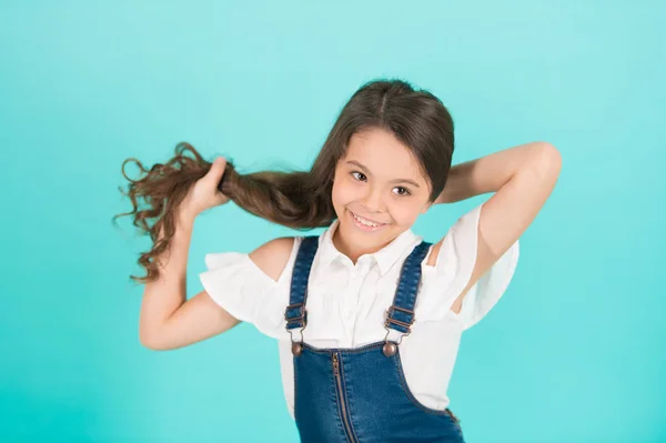 Mädchen mit langen Haaren auf blauem Hintergrund — Stockfoto