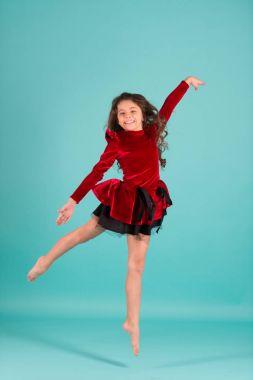 Çocuk dans Kırmızı elbiseli yalınayak