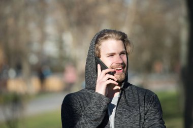 Mutlu bir adam konuşmak üstünde hareket eden telefon Park, iletişim