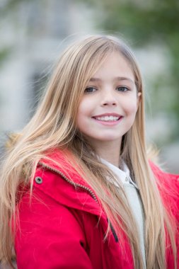 Sarı uzun saçlı çocuk gülümseme açık