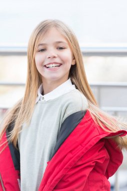 Çocuk zevk bulanık çevre üzerindeki sonbahar günü