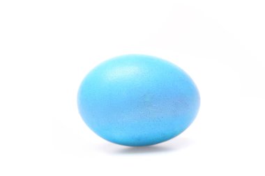 mavi renkte boyalı geleneksel yumurta