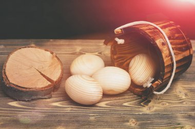 bej ahşap yumurta ağaç kütüğü yakındaki tahta kova