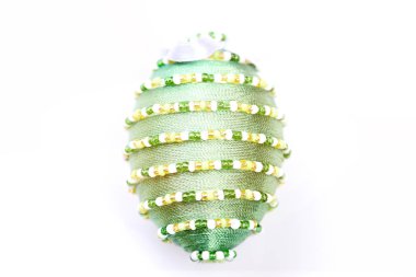 Parlak yeşil renkli Paskalya yumurtası, yakın plan. Paskalya sembolü