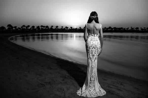 日落海滩的白衣服的女人 — 图库照片