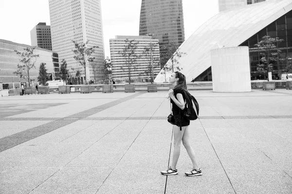 Chica bonita o mujer caminando en la ciudad — Foto de Stock