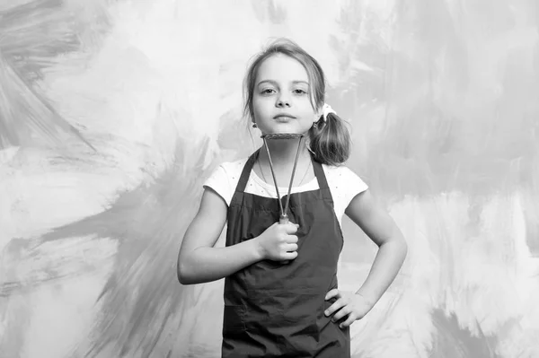 Mała dziewczynka lub dziecko w fartuch kucharza z Tłuczek do ziemniaków — Zdjęcie stockowe
