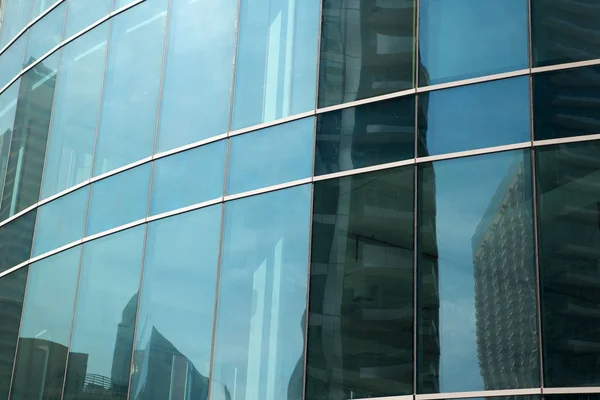 Painéis de fachada de vidro de edifício de escritórios, arquitetura de fundo — Fotografia de Stock