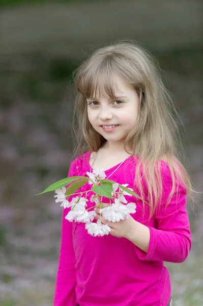 Szép, fiatal lány, blossom cherry kertben — Stock Fotó