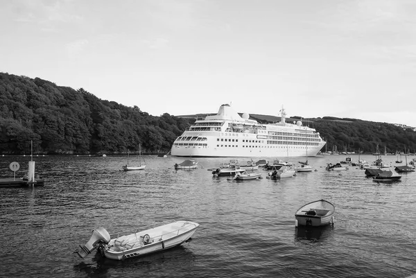 Grote luxe witte cruise schip voering in Fowey — Stockfoto