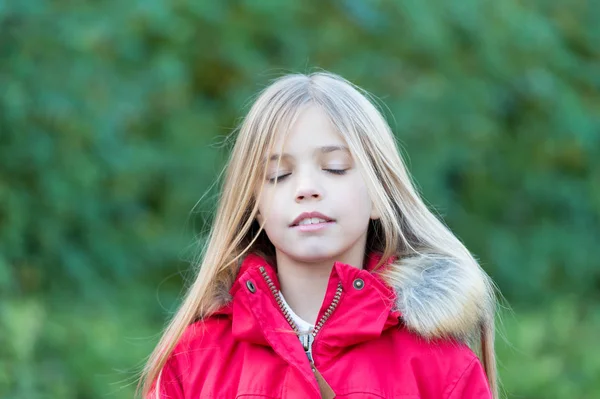 Child with closed eyes enjoy idyllic autumn day — Stock Photo, Image