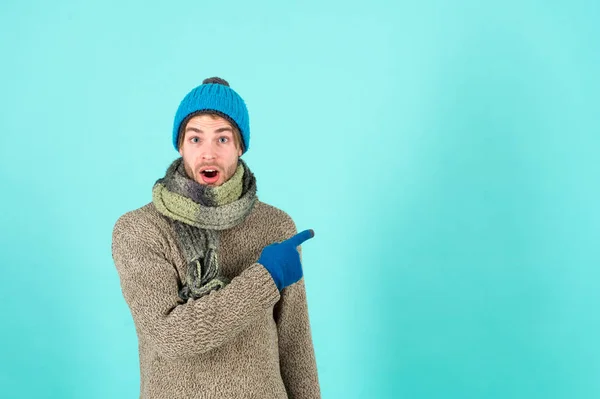 Macho in warm hat, sweater, scarf, fashion — Stock Photo, Image