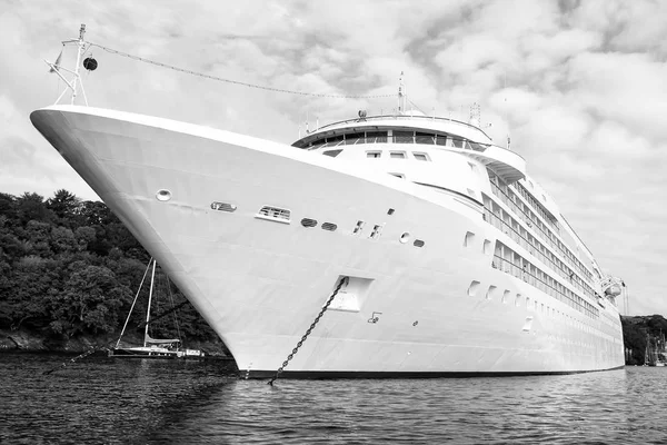 Grote luxe witte cruise schip voering in Fowey — Stockfoto