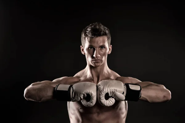 Boxer s silné ruce připraveni k boji — Stock fotografie
