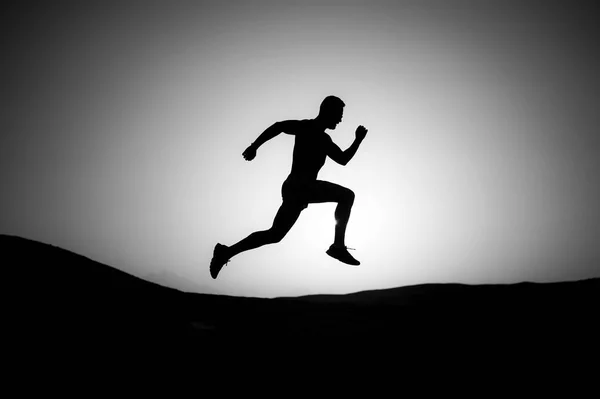 Силует бігу людини на заході сонця — стокове фото