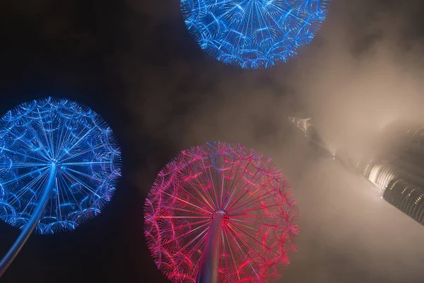 Burj Khalifa en paardebloemen gloed in de donkere hemel van Dubai — Stockfoto