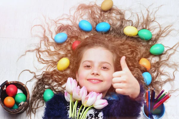 快乐的东方女孩，多彩的长发蛋，郁金香花 — 图库照片