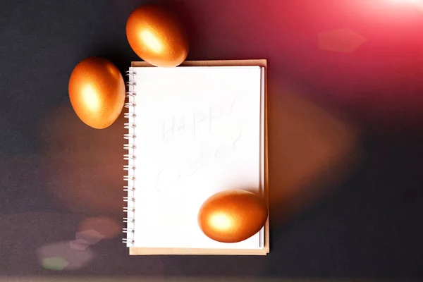 Tradycyjne jajka malowane w kolorze złotym z notatnikiem — Zdjęcie stockowe