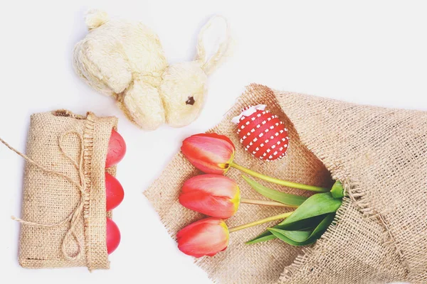 Ramo de tulipanes de primavera para vacaciones cerca de conejito . — Foto de Stock