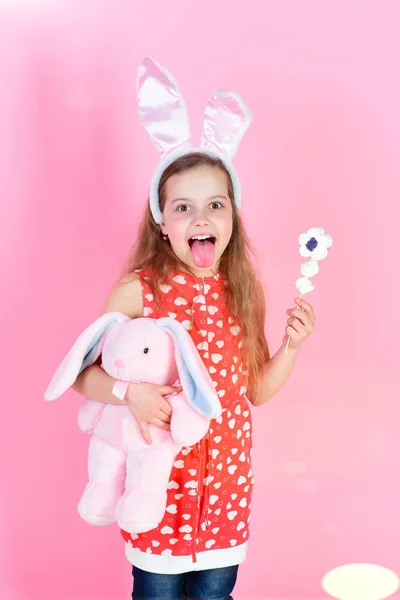 Barn som visar tunga i kaninöron pannband — Stockfoto