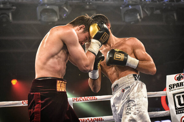 Неопознанные боксеры на ринге во время боя за рейтинговые очки
