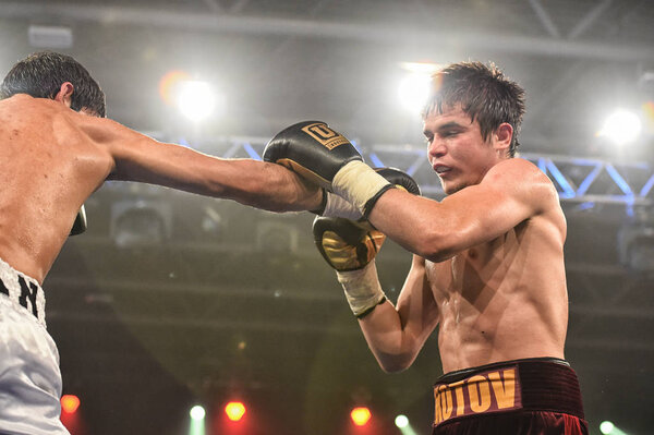 Неопознанные боксеры на ринге во время боя за рейтинговые очки
