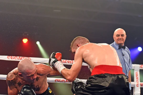 Boxers Ismael Garcia e Denys Berinchyk no ringue — Fotografia de Stock