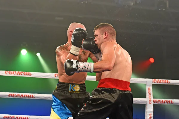 Boxeadores Ismael Garcia y Denys Berinchyk en el ring —  Fotos de Stock