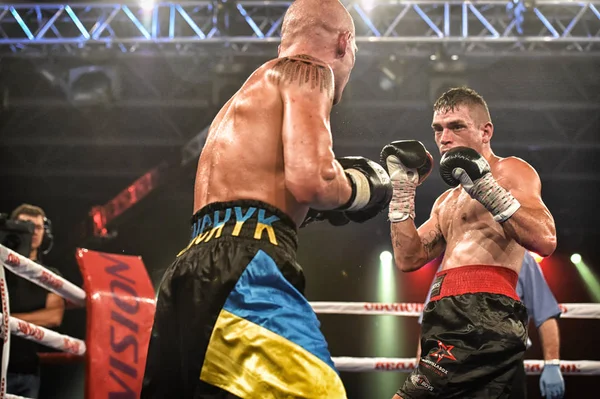 Boxeadores Ismael Garcia y Denys Berinchyk en el ring — Foto de Stock