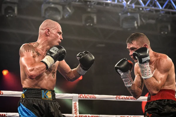 Boxers Ismael Garcia e Denys Berinchyk no ringue — Fotografia de Stock