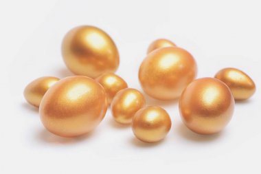 Altın rengine boyanmış geleneksel yumurtalar