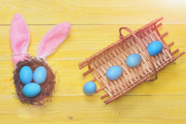 青い色で塗られた伝統的な卵 — ストック写真