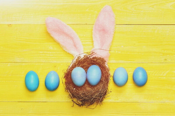 традиционные яйца окрашены в синий цвет с гнездом